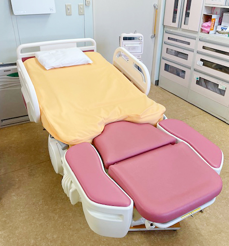 分娩台と手術室を備えた分娩室